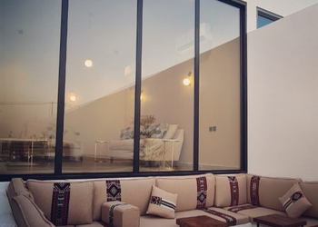 شاليه بمسطح اخضر والعاب اطفال