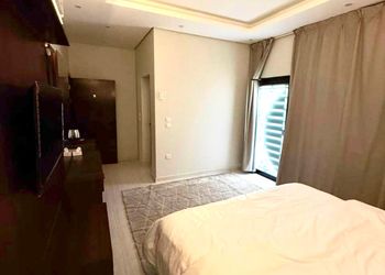 استديو بسرير ماستر وأثاث مريح 