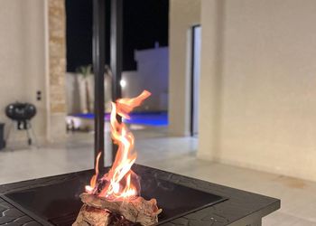 شاليه بجلسة تطل على مسبح خارجي 