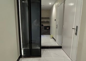 استديو بأثاث مريح وبسيط 