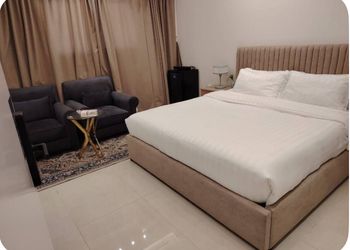 استديو بسرير ماستر وجلسة جانبية 