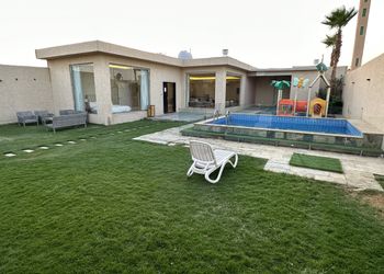 شاليه بمسطح اخضر والعاب مائية