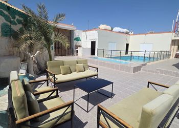 استراحة بمسطح اخضر وجلسه خارجيه