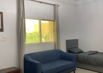 شقة بغرفتين نوم وأثاث مريح