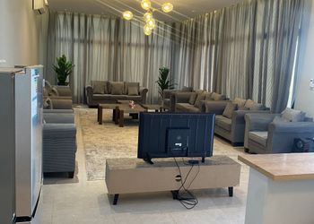 شاليه بمسطح اخضر وجلسة خارجية 
