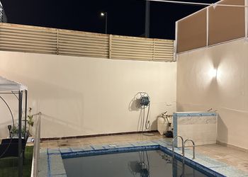 شاليه بمسبح خارجي وجلسة خارجية