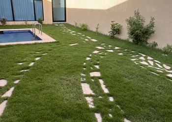 شاليه بصالة مطلة على المسبح
