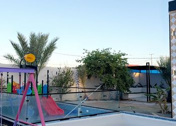 شاليه بجلسة مطلة على مسبح 