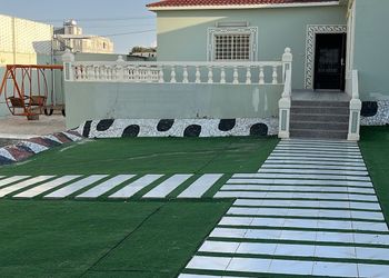 شاليه بمسبح داخلي وفناء خارجي