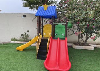 شاليه بمسطح اخضر وجلسة خارجية 