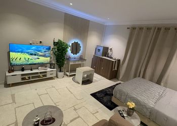 استديو بأثاث مريح وبسيط 