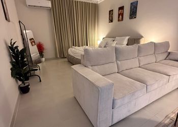 استديو بسرير ماستر وجلسة مريحة 