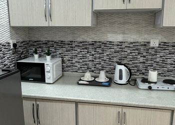 شقة بغرفة معيشة وغرفتين نوم 