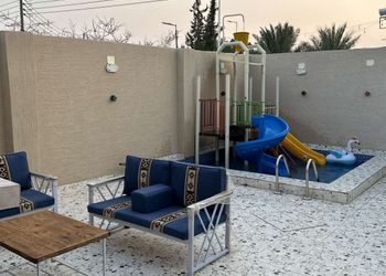 شاليه بمجلس مطل على العاب مائية