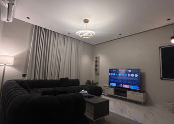 شقة بغرفة معيشة وغرفة نوم 