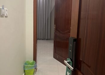 غرفة بأثاث مريح وبسيط
