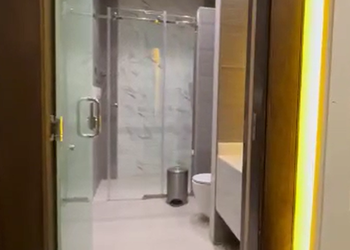 شاليه بمسطح اخضر وجلسة خارجية 