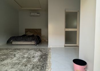 مزرعة بمسطحات خضراء وجلسة خارجية