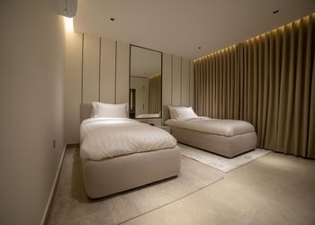 شقة بغرفتين نوم وسينما وبلياردو