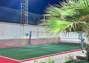 شاليه بملعب كرة طائرة ومجلس