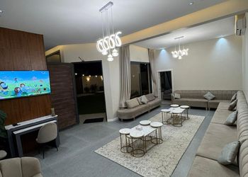 شاليه بمسطح اخضر و خيمة خارجية 