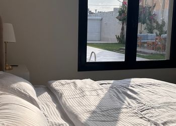 شاليه بغرفة نوم مطلة على المسبح