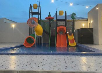 شاليه بجلسة مطلة على مسبح 
