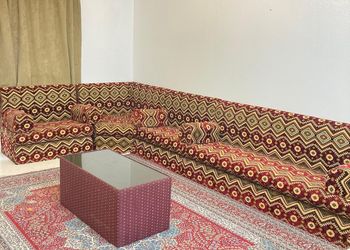شقة بصالة وثلاث غرف نوم