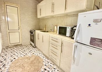 شقة بغرفة معيشة وغرفة نوم 