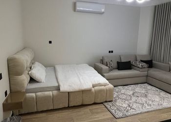 استديو بسرير ماستر وجلسة جانبية 