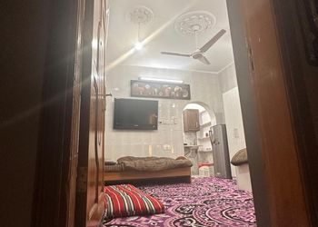 استديو بأثاث مريح وبسيط 