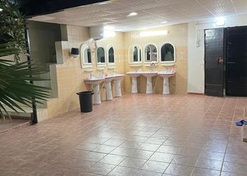 استراحة بمجالس واسعة ومسطح اخضر 