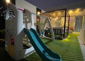 شاليه بمسطح اخضر ومسبح