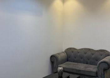 استديو بأثاث مريح وبسيط 