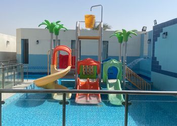 شاليه بمسطح اخضر وألعاب مائية 