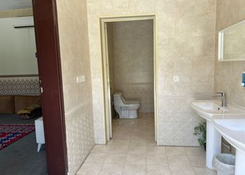 شاليه بمسبح ومسطح اخضر