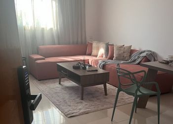 شقة بصالة انيقة وغرفة نوم