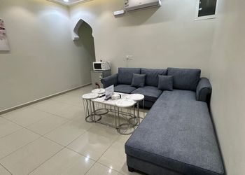 شقة بصالة جلوس وغرفة نوم 