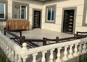 شاليه بألعاب مائية ومسطح اخضر