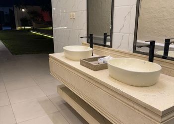 شاليه بمسطح اخضر و مسبح