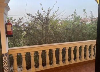 منتجع بحديقة وجلسات خارجية 
