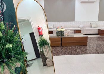 استراحة بمجالس واسعة وفناء خارجي