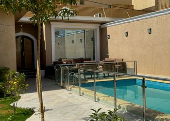 شاليه بمسطح اخضر وجلسة خارجية 