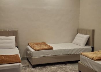استديو بأسرة مفردة وأثاث مريح