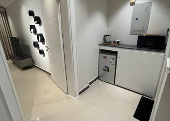 استديو بسرير ماستر وأثاث مريح 