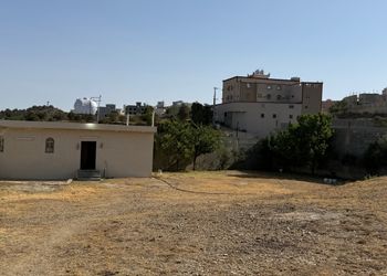 استراحة بمجالس واسعة وأثاث بسيط