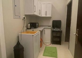 استديو بأثاث مريح وبسيط 