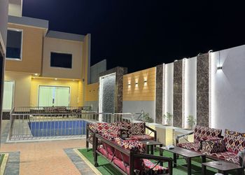 شاليه بصالة مطلة على المسبح 