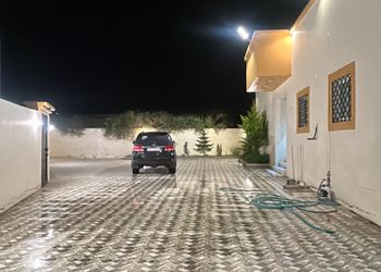 استراحة بمجالس واسعة وفناء خارجي 