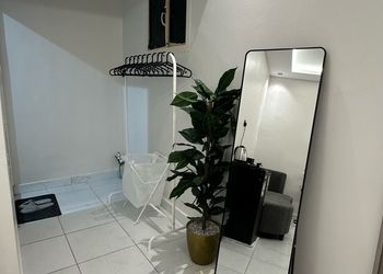 استديو بأثاث مريح وبسيط 